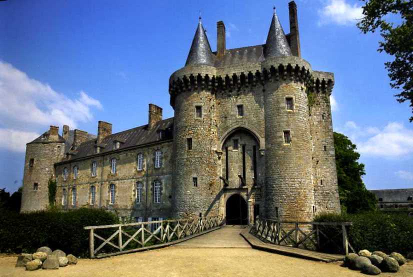 Старинный замок веков был. Замок Шато-де-Монмюран. Замок Бретеш Франция. Средневековые замки Франции 11-13 век. Замок Мальвиль во Франции.