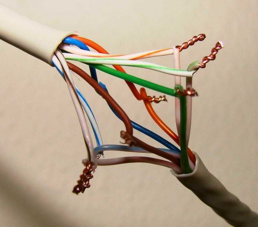 Соединение сетевого интернет кабеля. Соединение ЮТП кабеля скруткой. Соединение кабель интернета rj45 скрутка. Соединение RJ-45 между собой. Соединитель ЮТП провода.