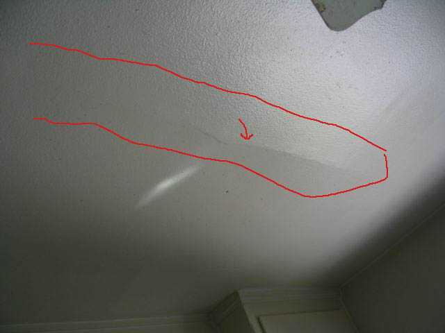 Трещина на верхних. Трещины на потолке из гипсокартона. Трещины в гипсокартоновом потолке. Трещины на гипсокартонном потолке. Трещины гипсокартон потолок.