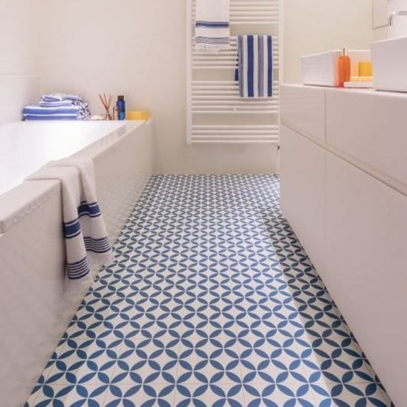 Линолеум Floor Tiles Flooring ideas. Плитка напольная в ванную комнату. Линолеум для ванной комнаты. Линолеум в санузле. Белая плитка на пол в ванной