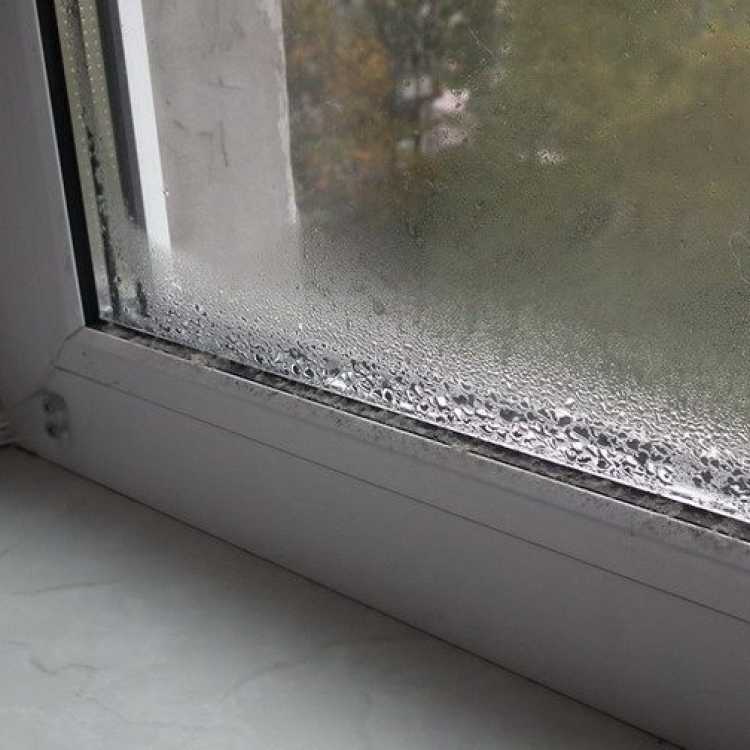  сильно запотевают окна в квартире:  зимой потеют .