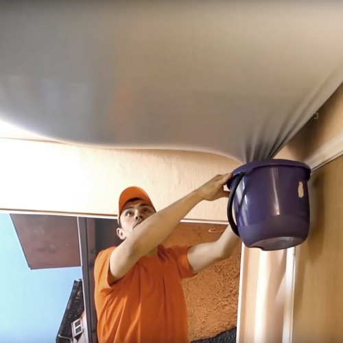 Видео как слить воду с натяжного потолка. Слить воду с натяжного потолка. Натяжной потолок для слива воды.