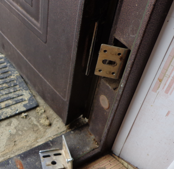 Сломалась железная дверь. Шарнир двери входной Легран. Петли для входных металлических дверей. Петли на входную дверь железную. Крепеж петли металлических входных дверей.