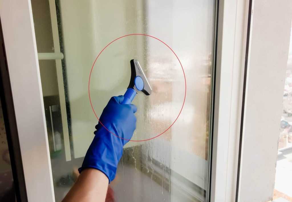 Чем отмыть пластиковые окна в домашних условиях. Мытье пластиковых окон. Средство для оттирания пластиковых окон. Очиститель ПВХ окон. Пятна на пластиковых окнах.