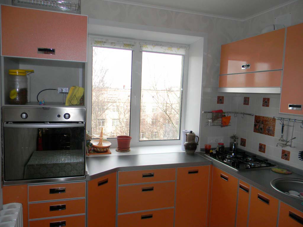 Дизайн кухни 6 кв м с холодильником и газовой