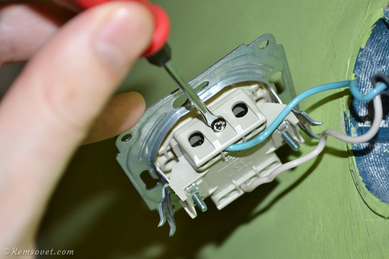 Ремонт подключаем выключатель. Выключатель одноклавишный на провод. Выключатель Шнайдер двухклавишный разобрать. ИЭК двойной выключатель. Одноклавишный выключатель и 3 провода.