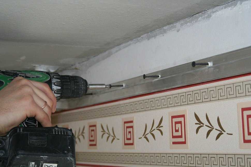 Крепление натяжного потолка к потолку: Можно ли крепить натяжной .