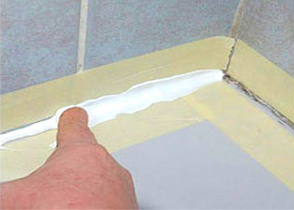 Заделать трещину в душевой. Герметизация стыка ванны и стены. Уголок для герметизации ванны со стеной. Герметизация ванны со стеной. Заделка зазора между ванной и стеной.
