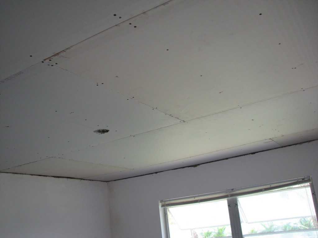 Трещины гипсокартон потолок. Крашеный потолок из гипсокартона. Трещины на гипсокартонном потолке. Потолок из гипсокартона окрашенный. Крашеный потолок из гипрока.