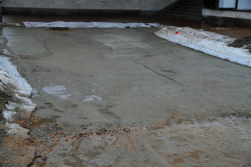 Трескается бетон после заливки: Почему бетон трескается после заливки?