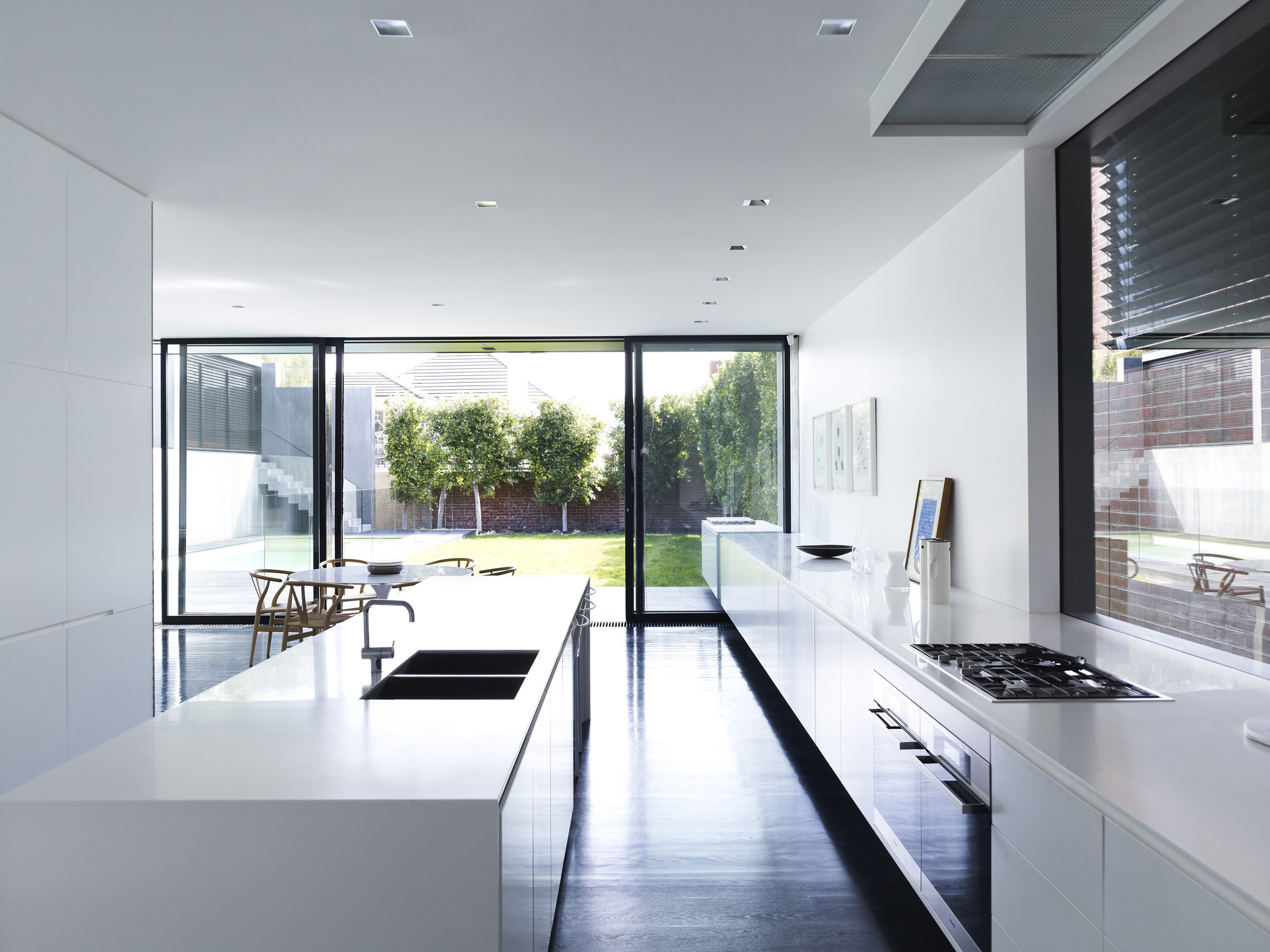 Современная кухня с панорамными окнами