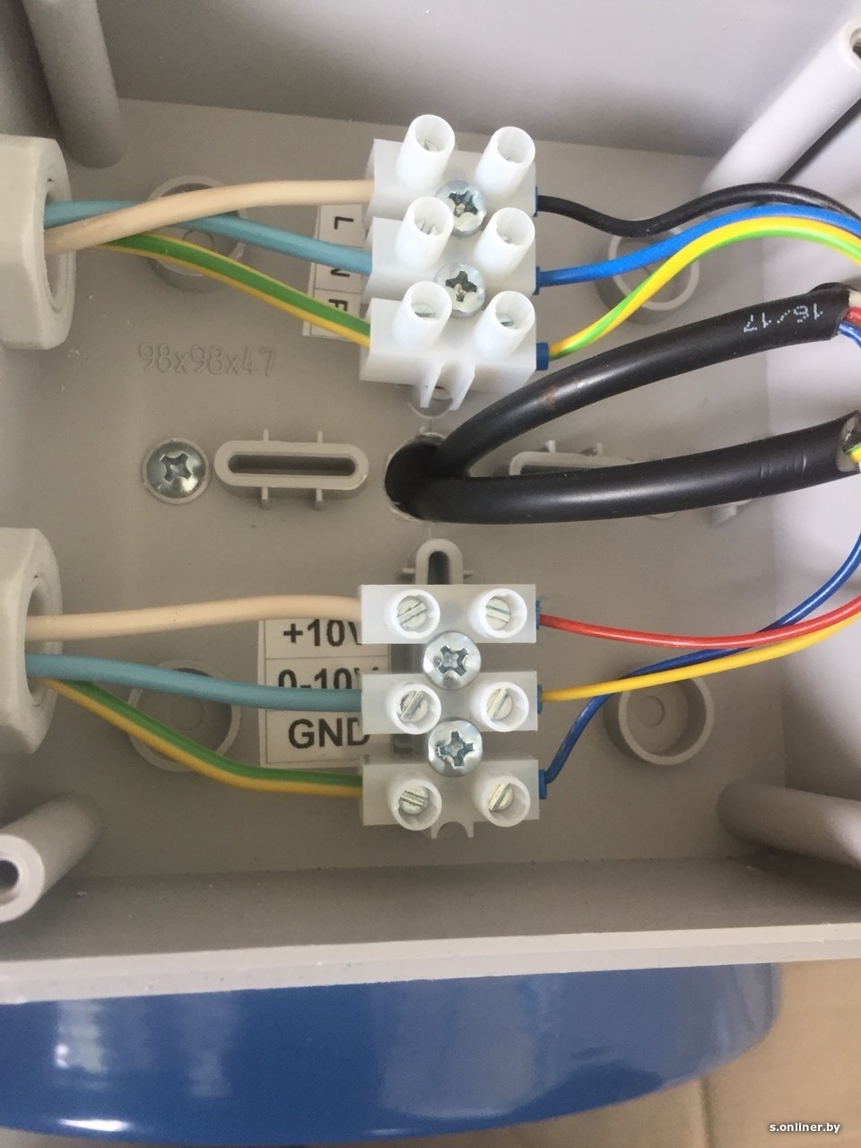Как можно подключить кабель. Колодка соединит 10 клемм. Колодка электрическая соединительная в распаечную коробку. Соединить провода 220 вольт. Соединение клеммниками в распредкоробке.