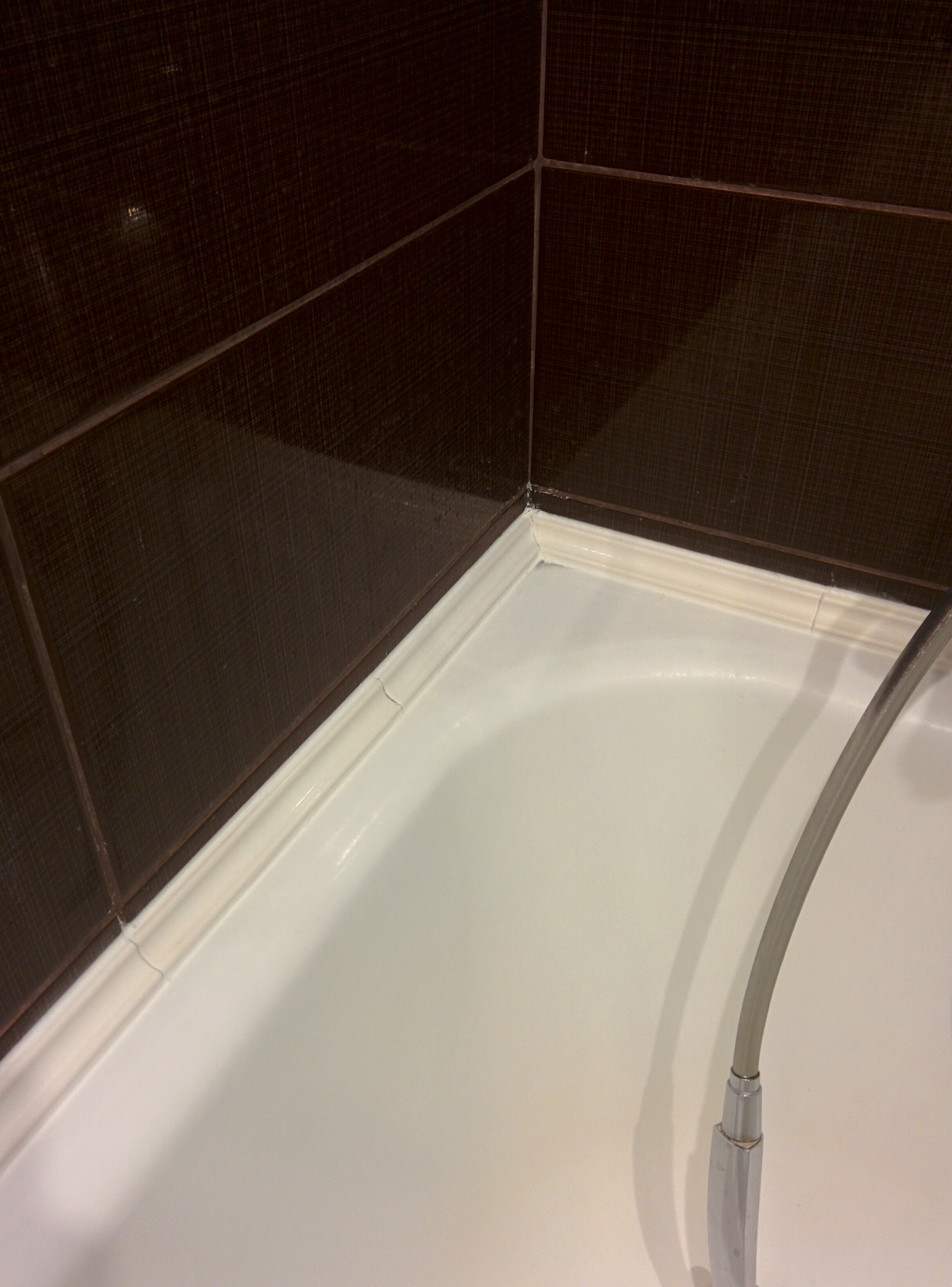 Как сделать между ванной и стеной. Стык между ванной и плиткой. Уголок между ванной и кафелем. Соединение ванны со стеной. Шов между ванной и стеной.