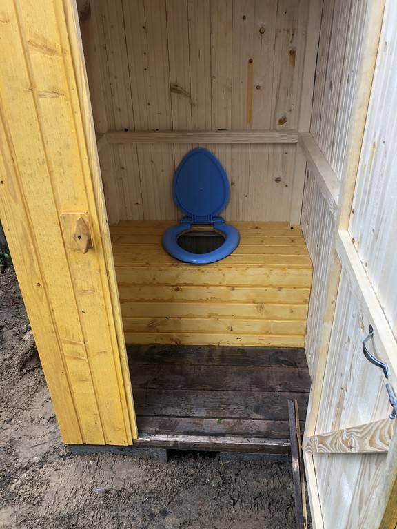 Туалет с выгребной ямой под ключ. Туалет дачный. Стульчак для дачного туалета. Уличный туалет для дачи. Унитаз для уличного туалета на даче.
