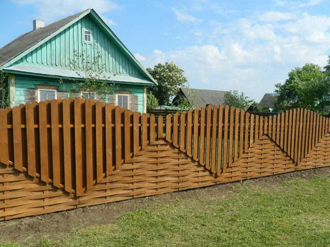 Виды деревянных. Забор плетень штакетник. Оригинальный деревянный забор. Необычный деревянный забор. Красивые заборы из дерева.