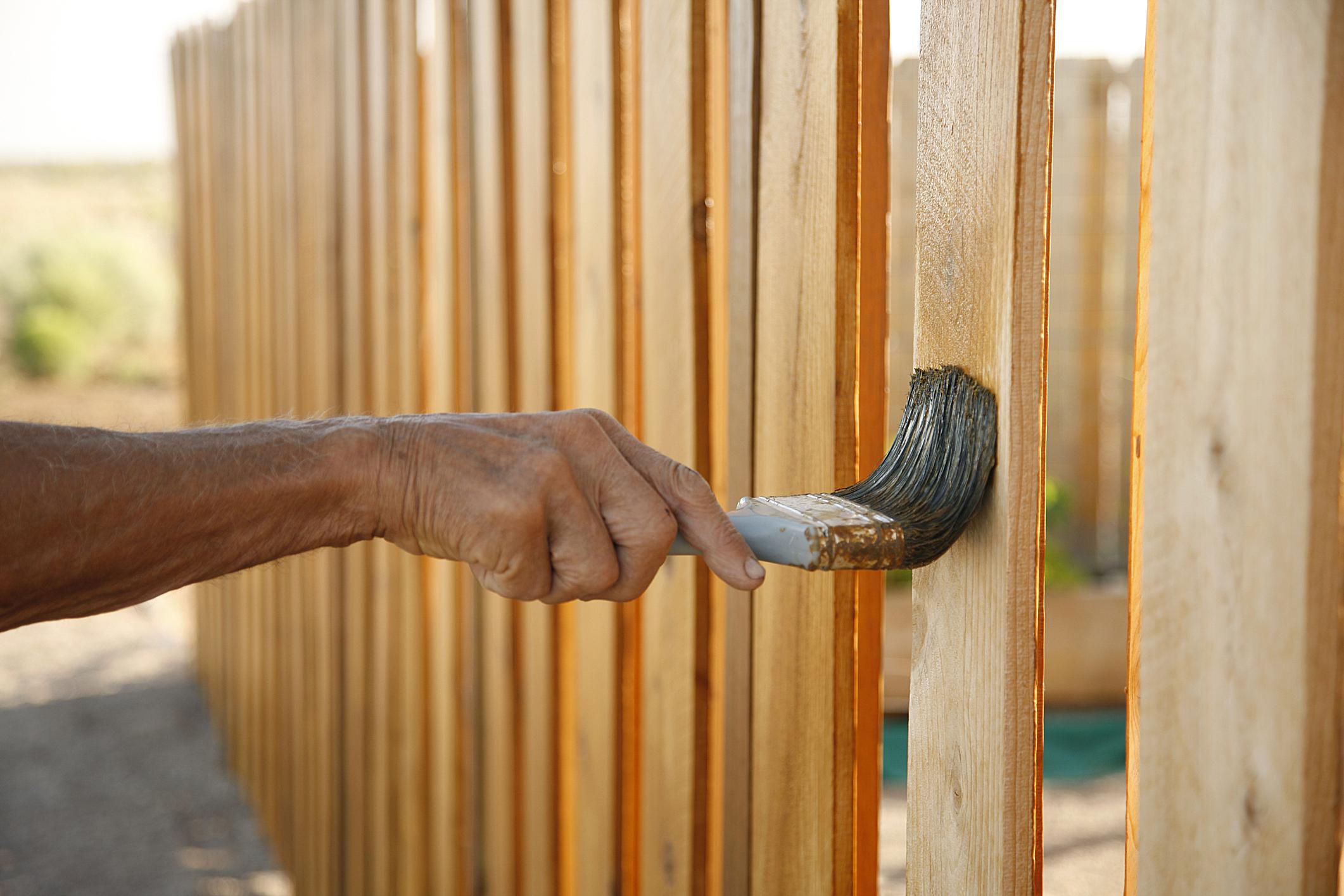 Чем обработать деревянный забор