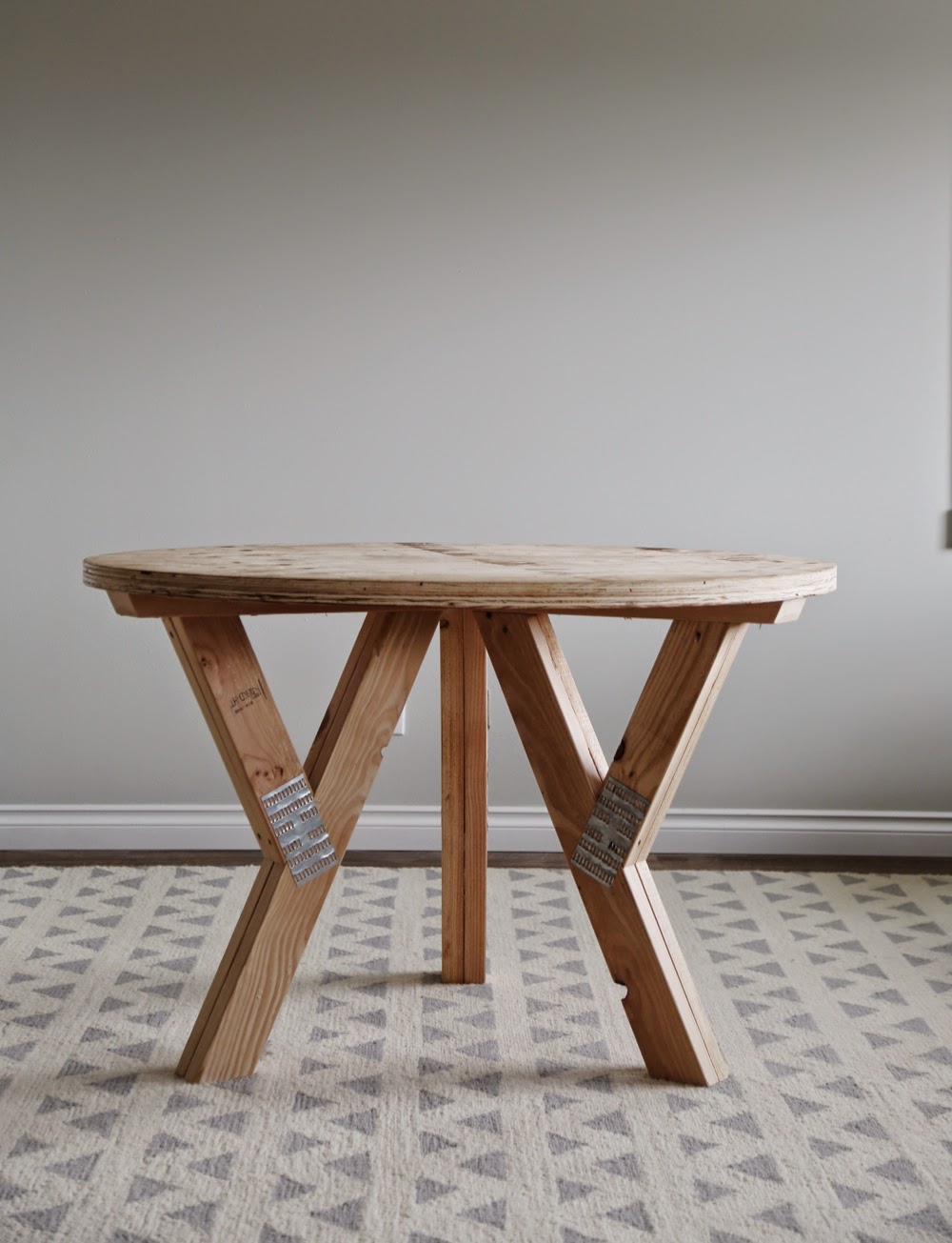 Самодельные ножки. Деревянный столик. Столик из дерева. Маленький деревянный столик. Ножки для стола из досок.