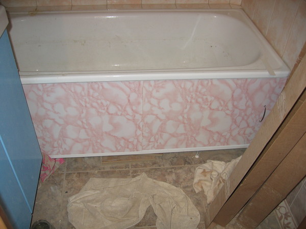 Нижняя панель для ванны. Экран для ванны полукруглый. Перегородка под ванную. Пространство под ванной. Отделка низа ванной.