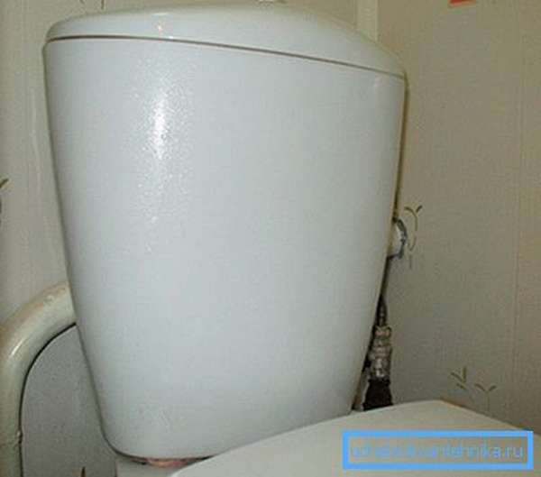 Потеет труба холодной воды в туалете что делать: Потеет труба холодной .