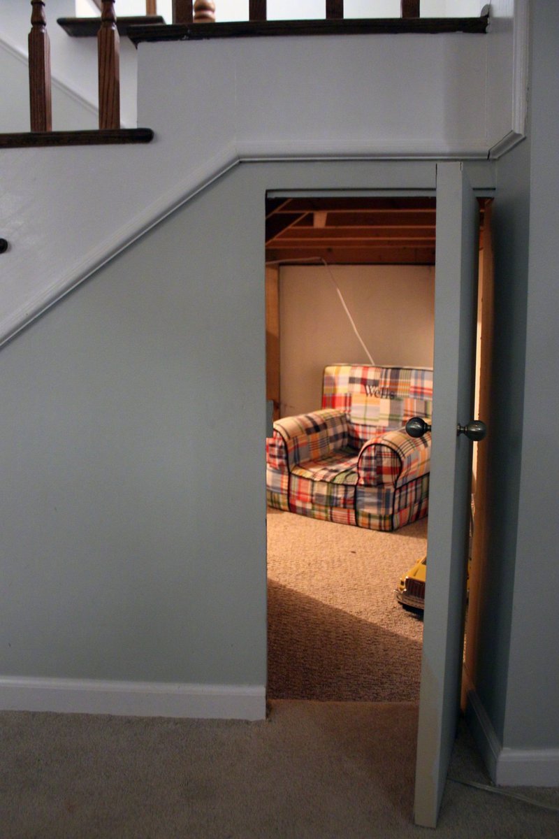 Дверь в комнату под лестницей