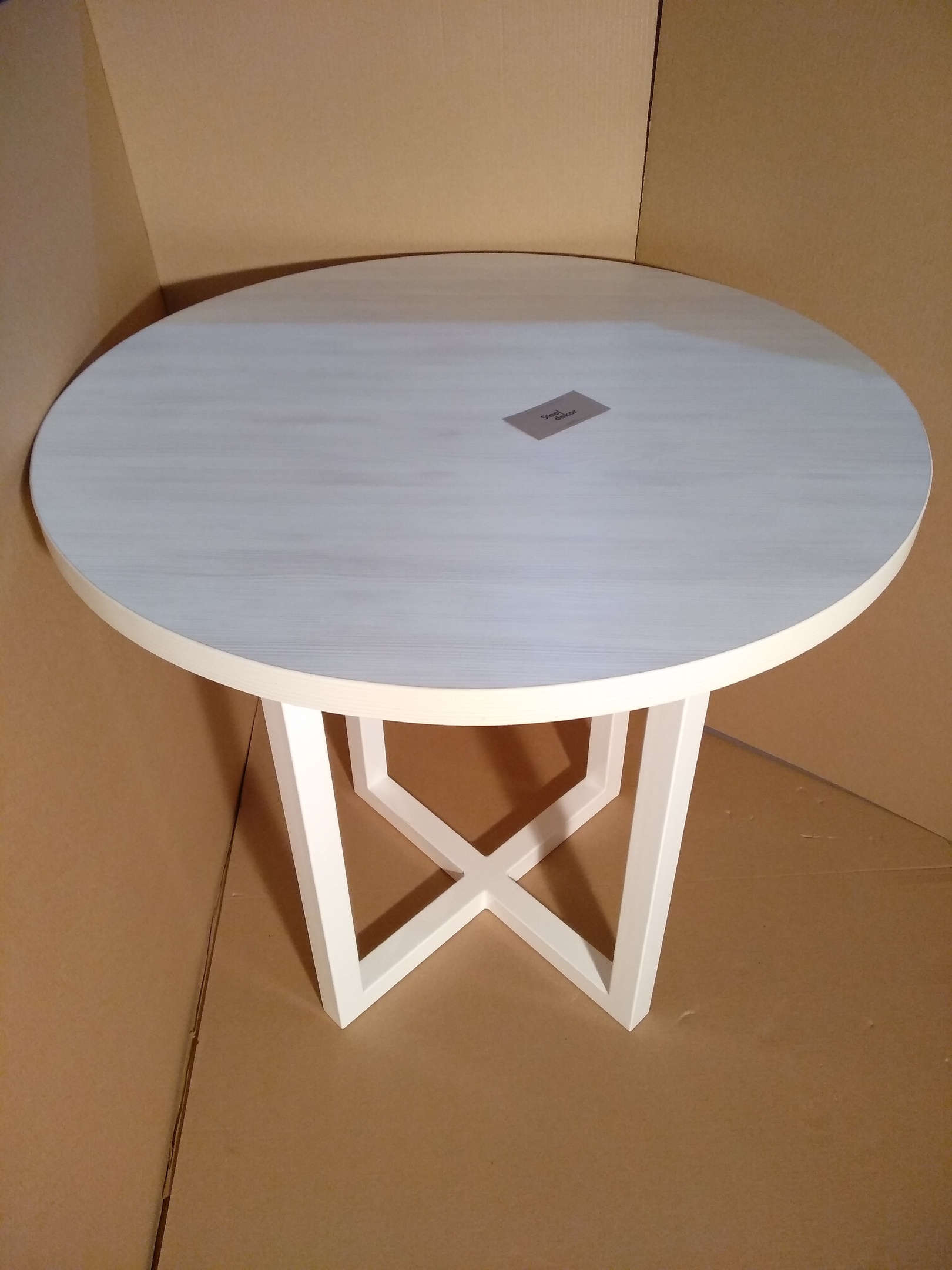 Столик из дерева круглый. Стол Lakri Round Table. Круглый стол ФАСТБОКС раздвижной. Столик круглый. Круглый деревянный столик.