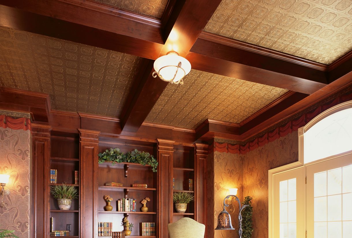 Какие потолки лучше сделать в доме. Деревянный потолок. Потолок в деревянном доме с балками. Дизайнерский потолок из дерева. Потолок обшитый деревом.